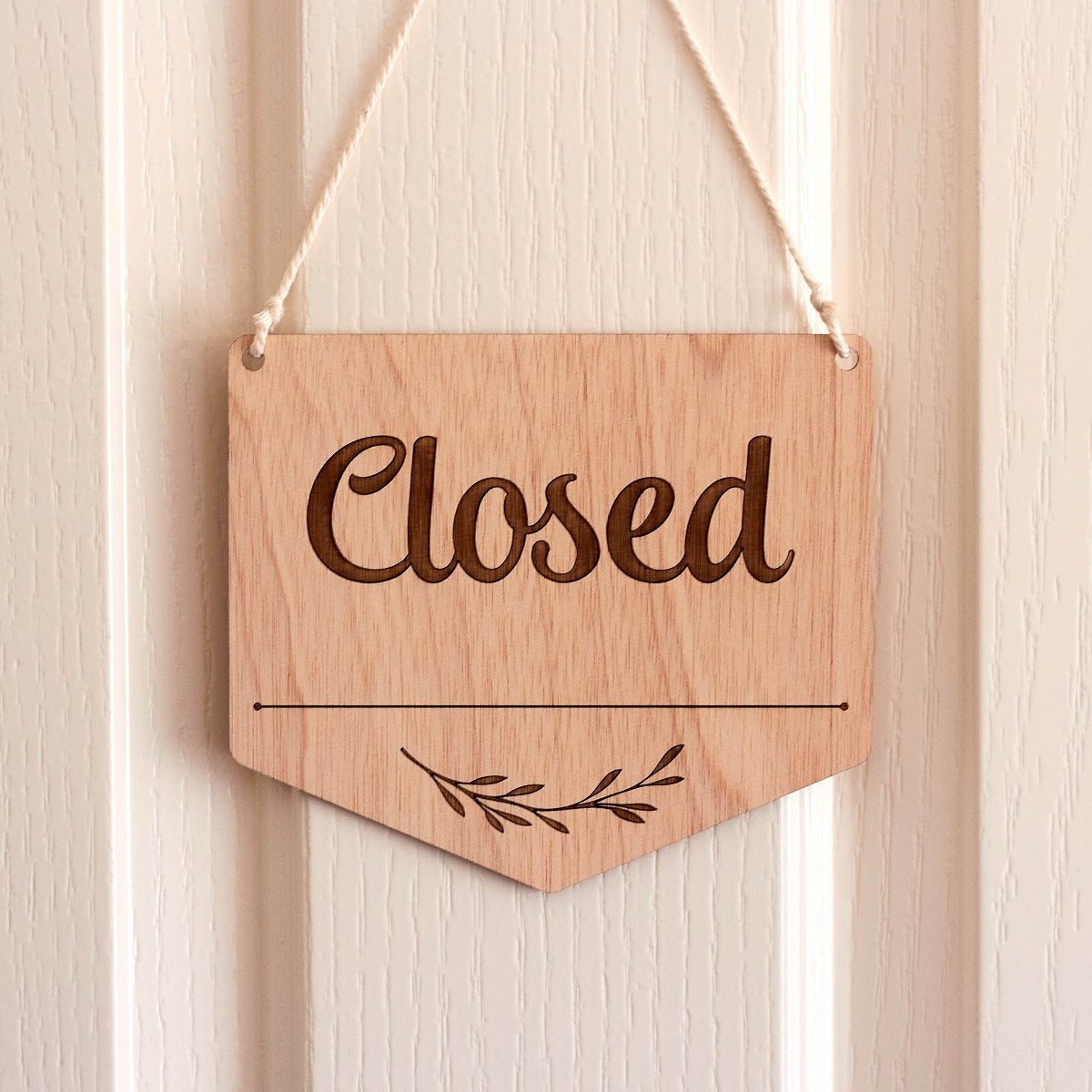 Open/Closed Hanging Sign – Minting Memories