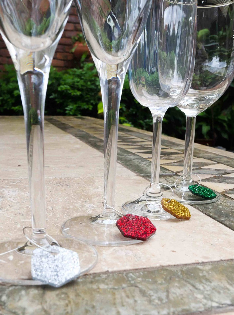 christmas glitter wine charms around 4 wine glasses